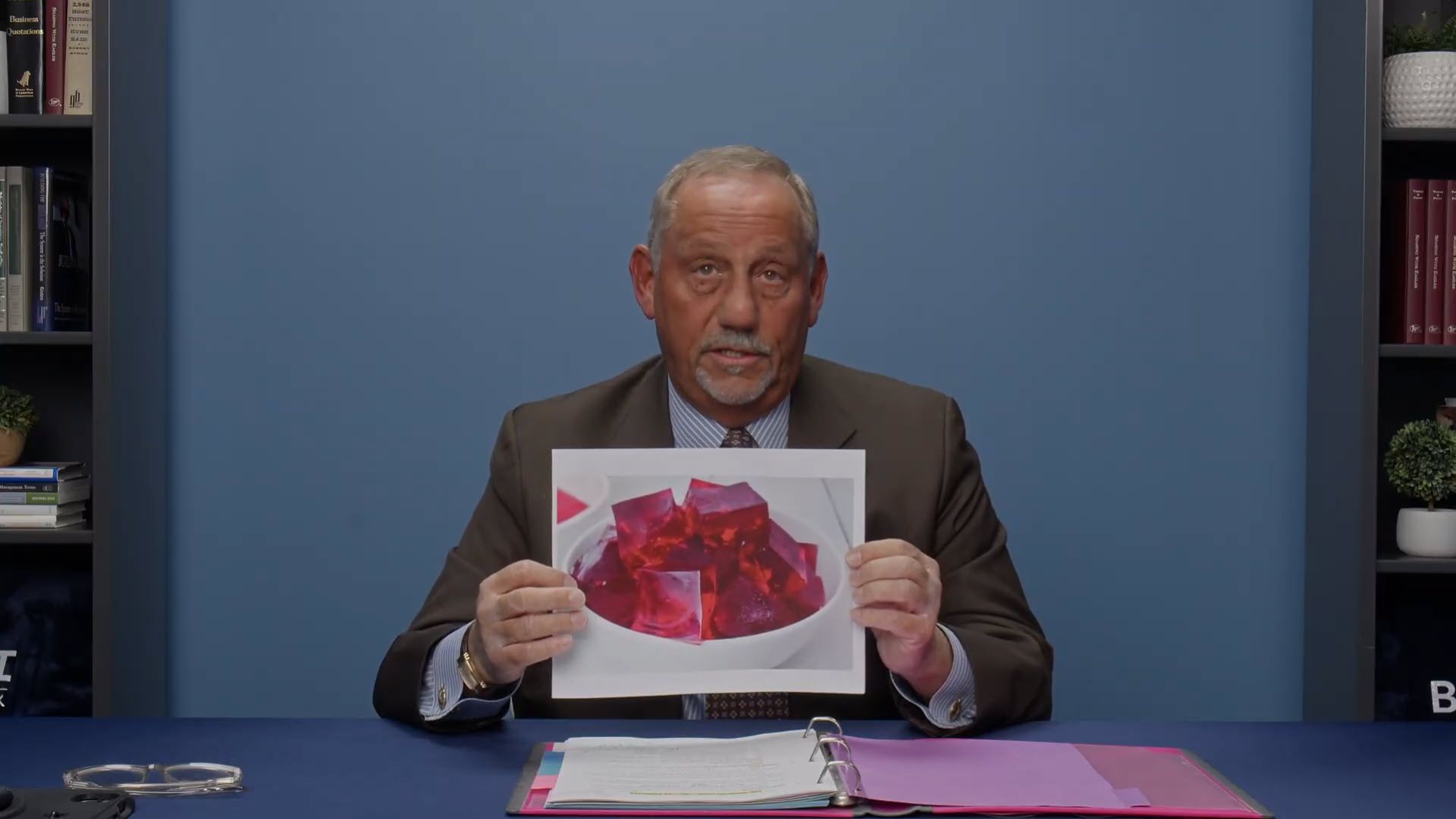Howard Kronberg holding up a picture of a plate of gelatin.