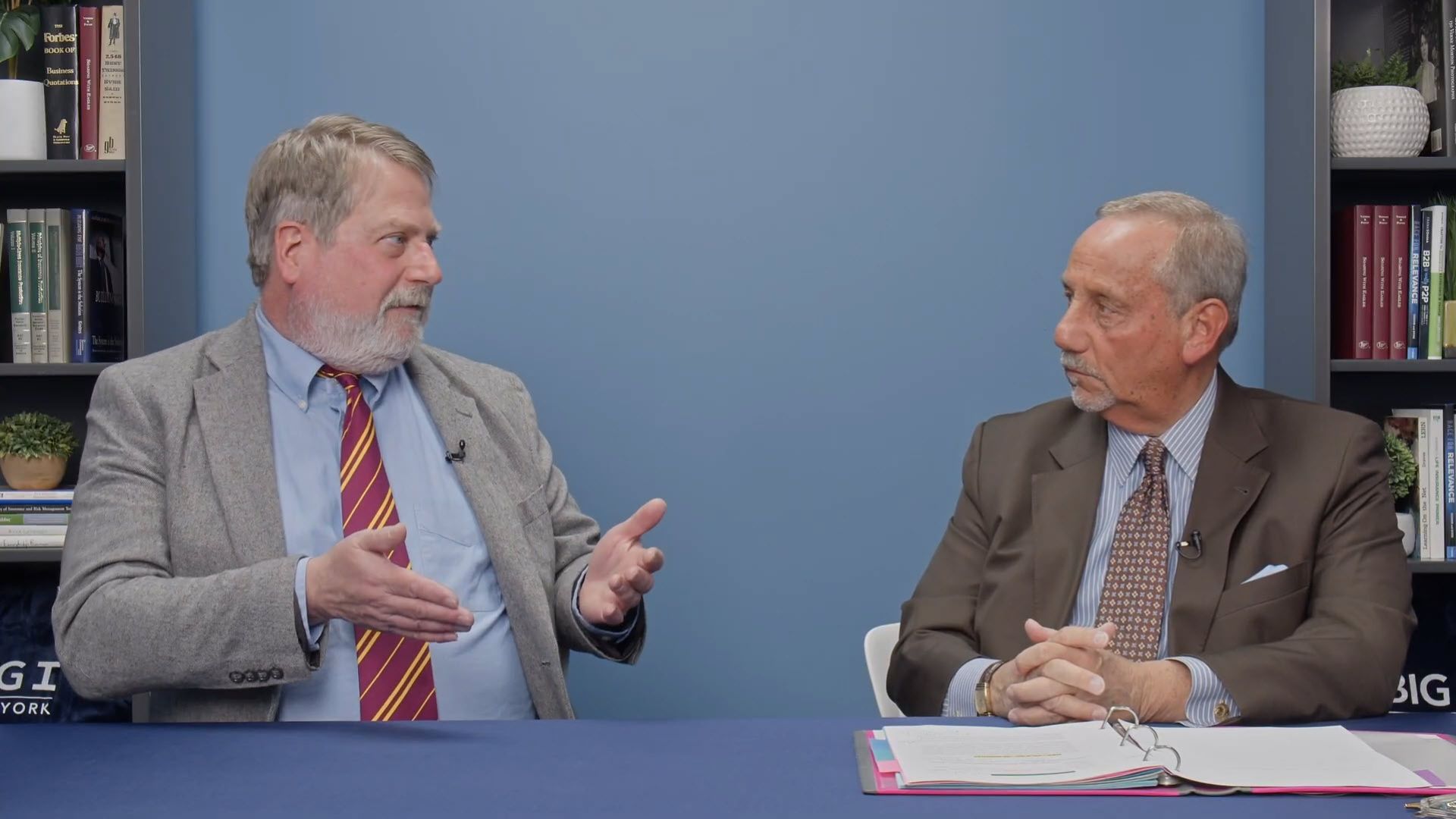 Tim Dodge and Howard Kronberg conversing at a table.
