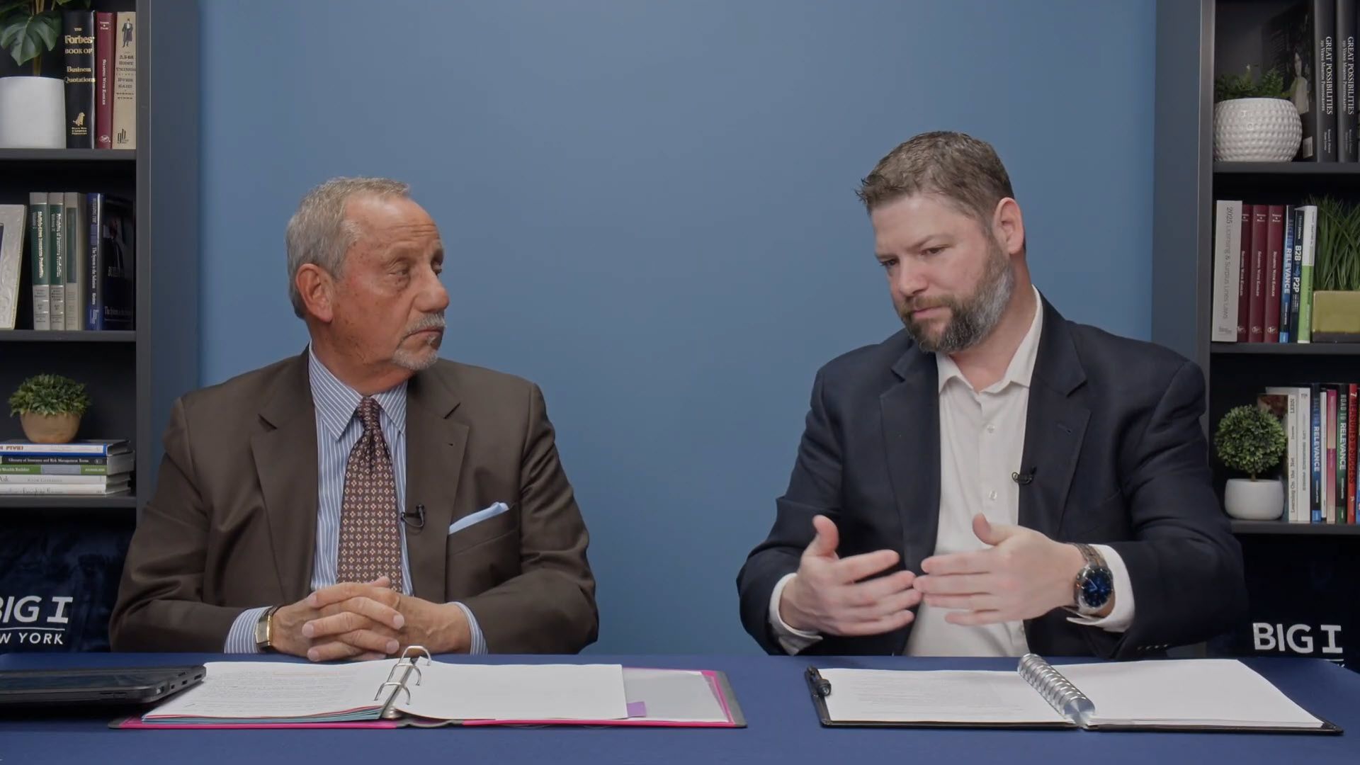 Howard Kronberg and Brian Bixby conversing at a table.