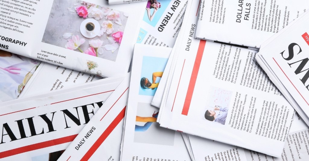 Overview of many newspapers randomly scattered.